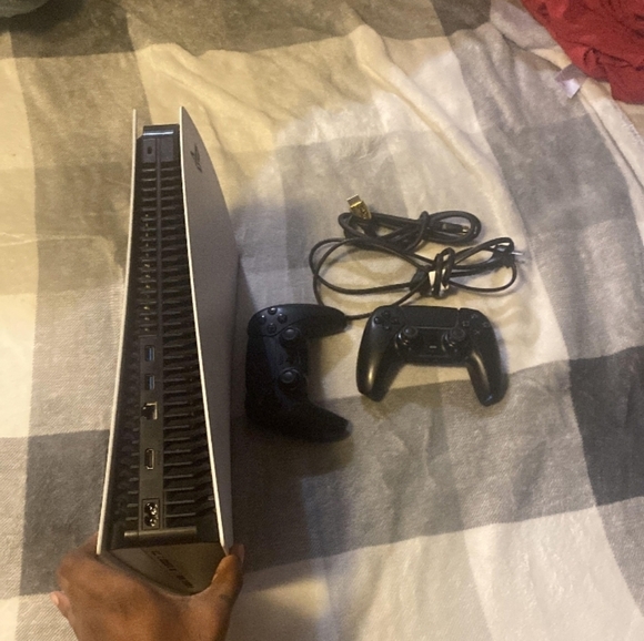 Playstation 5 - Picture 2 of 3